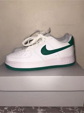 Nike White Low-Top Sneakers with Green Swoosh Sz 3.5y